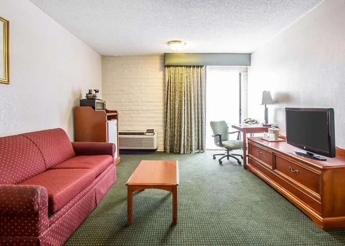 Quality Downtown Near Convention Center 2*