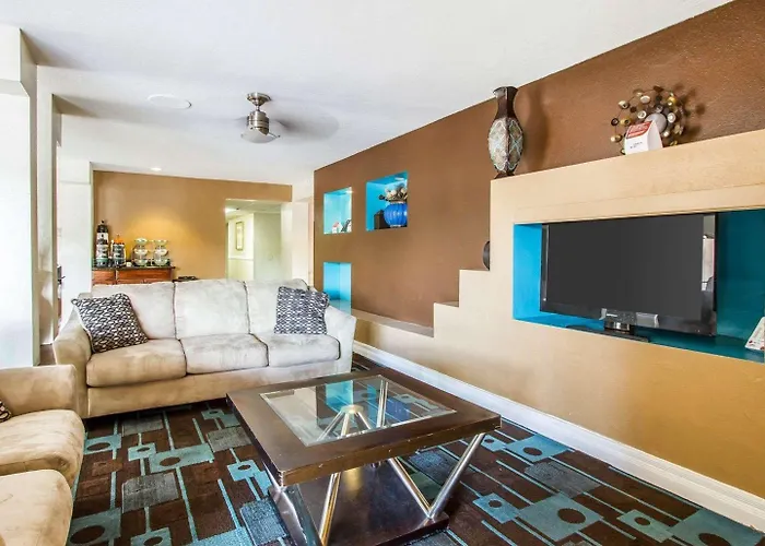 Inn Quality Downtown Near Convention Center 2*