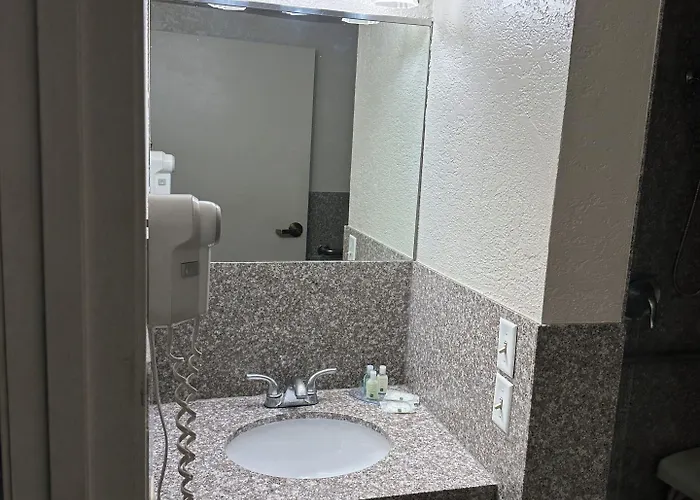 Quality Downtown Near Convention Center 2*