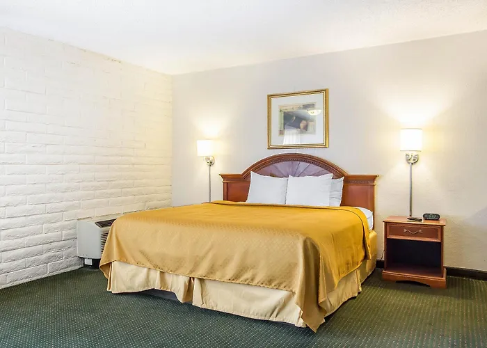 Quality Downtown Near Convention Center 2*
